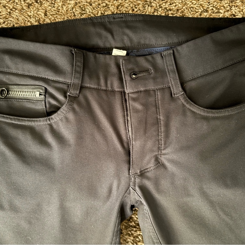 Lululemon Urbanite Pant, Black, Size 6, Excellent condition.